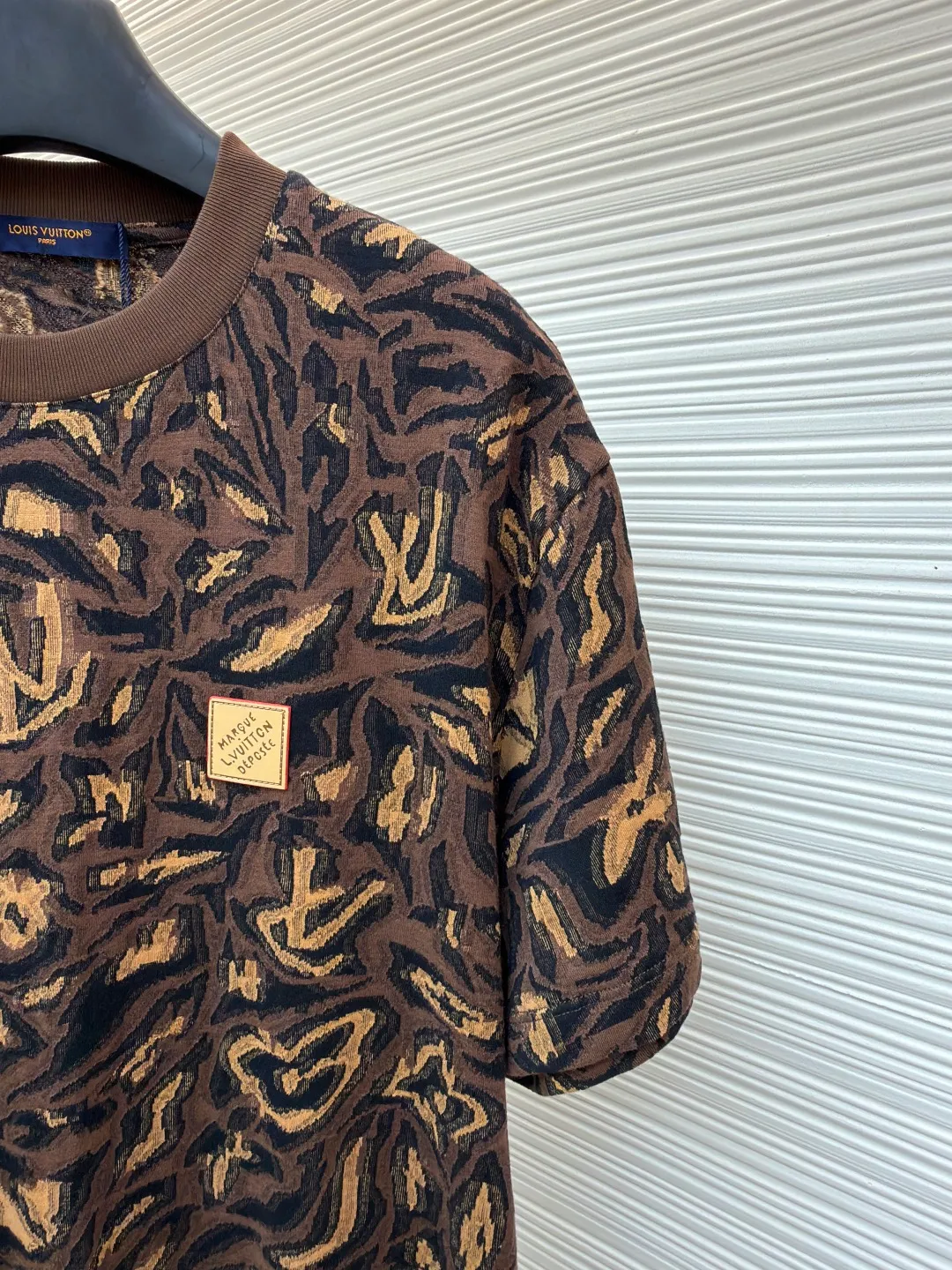 LOUIS VUITTON leopard print jacquard T-shirt ●Original version: 11100 purchase and development ●Item number: 1682343-A85 ●Fabric: cotton fabric ●Technology: jacquard production ●Color: leopard print ●Version: fitted version ●Weight: about 190 grams ●Size: XS-S-M-L ●Description: The fabric is custom-woven for 40 seconds of combed cotton flying thread jacquard knitted fabric. The jacquard device is made according to the YB finishing point. First, a 28-cylinder flying thread jacquard machine is used to position the full-width jacquard to weave the embryonic fabric. The yarn is tightly spun and dyed in 4 groups of yarns. The finished product is destroyed and the embryo base is cut by machine. Thread, the loss rate is as high as 50%, and the cost of 1000kg base embryo is less than 600kg, so the cost increases sharply. Later, it is washed and shaped with high temperature to ensure that the pattern is positioned the same as YB. The pattern is positioned and cut by hand, the lettering table is customized, and the work is finished with positioning and sewing, and specific three-mark washing. The overall wiring is straight and delicate, the fabric is comfortable and soft, and the color is consistent without color difference. It can be matched with the same style to create a fashionable look and control various occasions. Customized accessories, complete with three standards, same style for men and women!